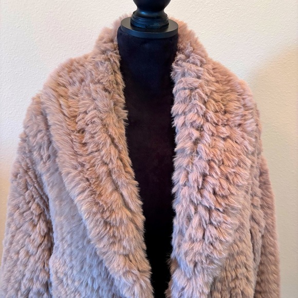 Heartloom Sally Faux Fur Jacket, Medium, Modern Contemporary Feminine Comfy - Picture 10 of 15